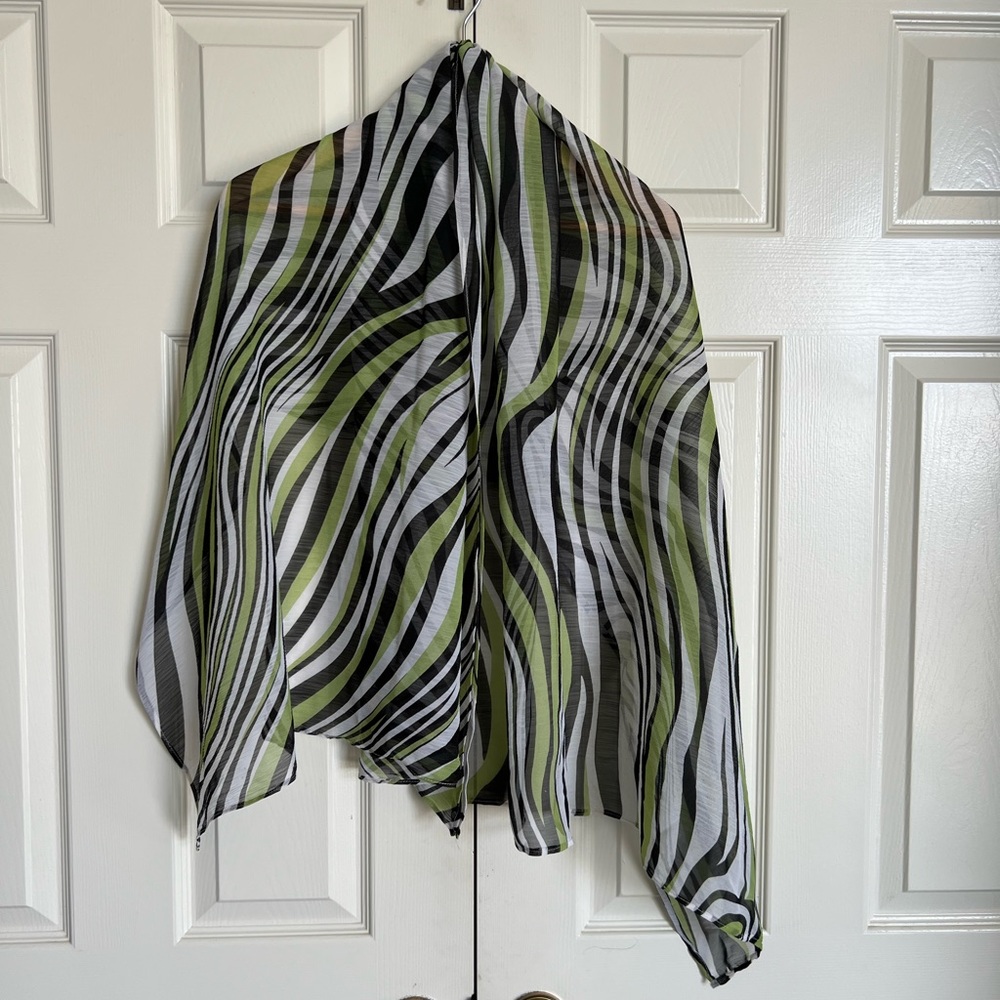 Scarf in zebra print with green accents